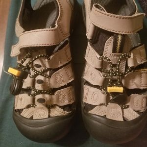 Boys Keen sandals size 1 Youth